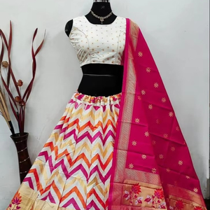 Nouveau Sari en Soie Banarasi Pura de Qualité Supérieure, Tenue Traditionnelle Formelle pour Mariage avec Imprimé Jacquard et Broderie de Paillettes pour les Fêtes - Product Image 2