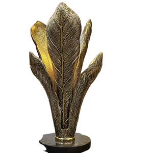 Escultura de aluminio pulido contemporáneo para interiores de oficinas de lujo con base de mármol Escultura de diseño de hoja grande - Product Image 1