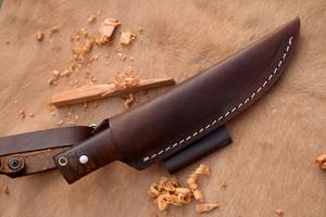 Cuchillo desollador de acero inoxidable hecho a mano personalizado con mango de madera con hermosa Funda de cuero - Product Image 4