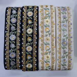 Fait sur mesure dans des rubans et des lacets brodés à la machine au design géométrique de différentes couleurs pour les robes de mariée de 2.5 pouces de largeur. - Product Image 2