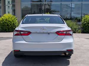 Grandes Ahorros 2023 Toyota Camry LE, un motor de cuatro cilindros de 2.5L de bajo consumo. - Product Image 3