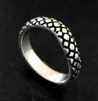 Bague Art Déco audacieuse en argent sterling 925 recyclé, faite à la main, texturée effet écaille de dragon, oxydée, gravée sur mesure, fine