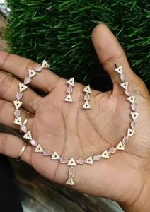 Conjunto de Collar y Aretes de Lujo con Brillantes Triangulares Aurora Grace de Buena Calidad para Eventos Formales y Fiestas a Precio de Exportación - Product Image 3