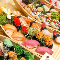 Plateau en bois écologique couleur naturelle pour sashimi, décoration de fruits de mer, bateau à sushi, emballage personnalisé OEM en gros
