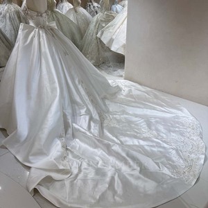 Robe de mariée exclusive DW0200 moderne en satin ivoire, coupe cœur, avec traîne chapelle et appliques florales en dentelle - Product Image 3