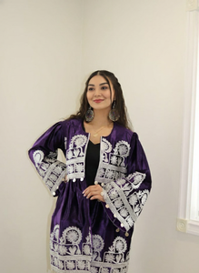 Collier ras du cou traditionnel lourd en métal argenté brodé de dentelle multicolore vibrante, style ethnique pour femmes aux cheveux foncés - Product Image 5