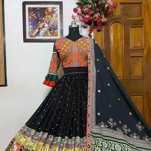 Heavy Designer Bollywood Style Heavy Mirror Work & Multi Work Butter Silk Lehenga Choli para mujeres Fullty Cosido Listo para usar - Product Image 1