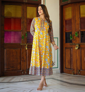 Robe Anarkali de maternité en rayonne à imprimé floral jaune pour femmes, avec col rond et manches 3/4, conçue pour un port confortable - Product Image 2