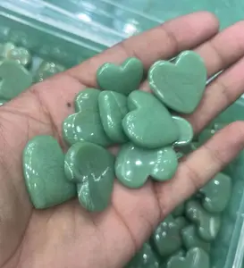 बेहतरीन गुणवत्ता वाली चिकनी जेम्स्टोन दिल को तराशने वाले हरे रंग के जेड़े कैबोचोन रत्न, प्रेम गहने के लिए नक्काशी