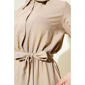 Robe rayée fine boutonnée à taille élastique en vison - Product Image 4