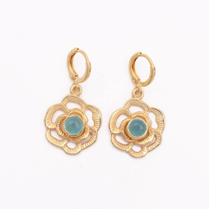 Pendientes de aro hechos a mano con piedras preciosas de ónix verde, forma redonda chapada en oro, estilo de flor texturizada, joyería de gota de moda - Product Image 3