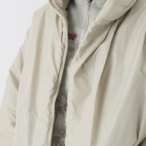 Chaqueta acolchada gruesa y cálida diseñada para actividades al aire libre en climas fríos con relleno interior suave y capa exterior resistente. - Product Image 6