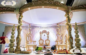 Décoration de mariage sur le thème indien, Heer Mandap, Rajwada Mandap avec piliers sculptés à la main, Mandap en bois sculpté pour mariage gujarati, installation en Ohio - Product Image 5