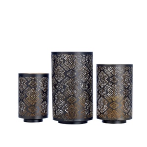 Bougeoir votif en métal gravé à la main de conception de forme ronde pour la maison et la bougie votive noire décorative de Noël - Product Image 1