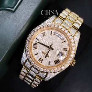 Design unique Montre tendance en moissanite dorée glacée avec logo personnalisé et mouvement à quartz style bling pour hommes disponible à la vente - Product Image 1