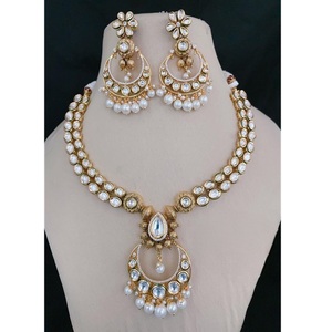 Collier Kundan traditionnel ton or avec boucles d'oreilles ensemble de bijoux Kundan pour mariage pour femmes collier et boucles d'oreilles traditionnels - Product Image 2