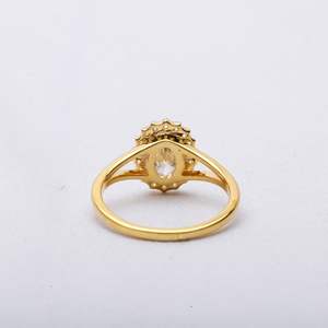 Adorna tu dedo con elegancia en este anillo de diamantes de corte ovalado, elaborado en oro amarillo de 14 quilates con diamantes cultivados en laboratorio. - Product Image 3