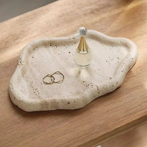 Grand plateau de service en céramique conçu pour présenter votre nourriture avec style tout en ajoutant du charme à n'importe quelle table - Product Image 1