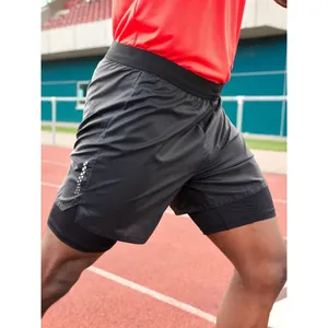 Shorts de course personnalisés pour hommes avec compartiments pour équipement et accessoires d'athlétisme - Product Image 3