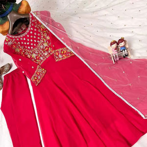 Dernière robe et pantalon de travail à broderie en georgette lourde avec séquence de filet doux brodé Dupatta - Product Image 5