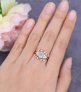 Conjunto de anillo de compromiso de diamante de moissanita de corte ovalado completamente blanco Diseño único Anillo hermoso El mejor regalo de compromiso para ella - Product Image 6