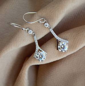 Boucles d'oreilles en argent Moissanite ronde délicate de créateur Bijoux élégants en pierres précieuses - Product Image 1