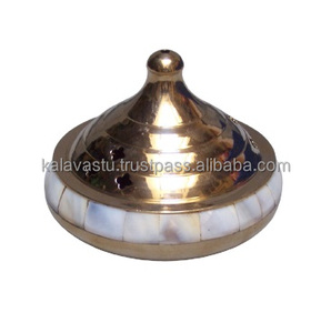 Quemador de incienso de resina y carbón Kalavastu hecho a mano para decoración del hogar con nácar, de latón, aroma para todas las estaciones - Product Image 1