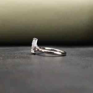 Elegante Anillo de Compromiso Unisex de Acero Inoxidable con Piedra de Moissanita Corte Pera con Certificado IGI - Product Image 4