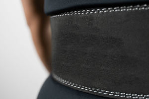 Ceinture d'haltérophilie sécurisée et réglable conçue pour offrir soutien et confort pendant les entraînements, parfaite pour les élévations lourdes - Product Image 5