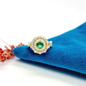 Precios más bajos Esmeralda redonda y anillo de racimo de diamantes Esmeralda genuina May Birthstone Anillo de diamantes para la venta