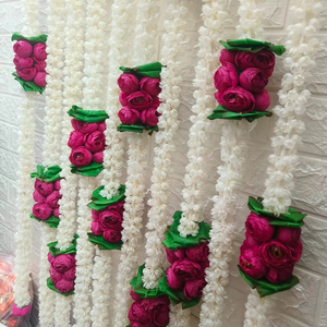 Guirlande de fleurs de mogra et de renoncules, décoration de mariage au jasmin pour Mehndi, Nikah, Seemantham, demi-sari, berceau, fête de pendaison de crémaillère - Product Image 1