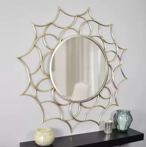 Miroir mural en métal fait main avec finition ornée d'inspiration vintage pour intérieurs de maison artistiques haut de gamme - Product Image 1