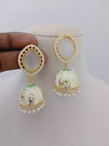 Impresionante fusión de Mughal Art Midnight Esmalte Jhumka Pendientes Set Latón Hecho Pendientes colgantes de moda a granel con diseño personalizable - Product Image 2