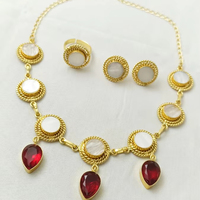 Collier ras du cou à chaîne pour femme en métal laiton plaqué or avec chaîne et motif décoratif pour événements, mariages et vêtements de tous les jours