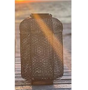 Farol de metal estilo moderno con diseño marroquí, el más vendido, portavelas vintage a precio de mayoreo. - Product Image 1