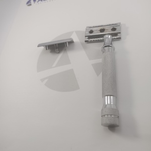 Rasoir de sécurité en chrome de qualité barbier pour un rasage précis et confortable - Product Image 3