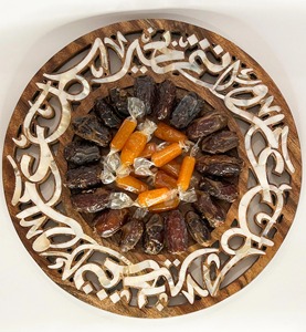 Plateau en bois avec calligraphie arabe Design islamique élégant parfait pour le ramadan Iftar servant des dattes bonbons et décoration intérieure - Product Image 1