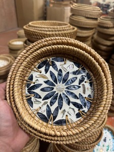 Plateau en rotin artisanal tissé à la main avec centre de table en nacre pour une utilisation décorative sur table, Vietnam - Product Image 5