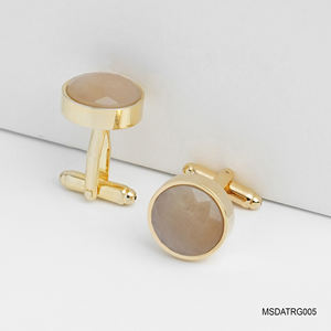 Une paire de boutons de manchette plaqués or 18 carats avec pierres précieuses en agate blanche facettée Fengshui (MSDATRG005) de la collection Tinh Vu - Product Image 2