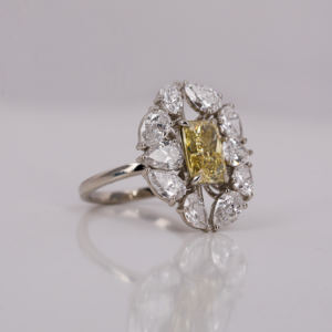 แหวนหมั้นเพชรทรงดอกไม้สีเหลืองเจียระไนแบบเรเดียนท์คัท เพชรสร้างในห้องปฏิบัติการ รับรองโดย IGI ทองคำแท้ 14 กะรัต ดีไซน์คลาสสิกแบบฝังเพชรหรูหรา - Product Image 5