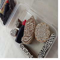 Panneau en bois recyclé fait main écologique sur mesure avec de l'encre Mehndi en noir, rouge et couleurs naturelles pour la décoration de la maison et les cadeaux
