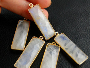 Vente en gros HARI OM CREATIONS Pendentif vintage pour enfants en argent 925, visage de lune, 22x5mm, serti de pierres, charme délicat, perle - Product Image 2