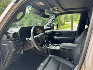 Toyota Land Cruiser First Edition 2024, Bajo Kilometraje, Caja de Cambios Automática, Volante a la Izquierda, Neumáticos R20, Estado Oscuro - Product Image 6