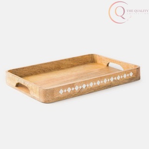 Plateau de service en bois léger avec poignées confortables, idéal pour une utilisation quotidienne en cuisine et à la maison - Product Image 3