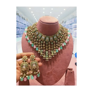 Conjunto de collar y aretes pakistaníes elegantes de diseño único adecuado para compromisos Mehndi y eventos especiales - Product Image 1