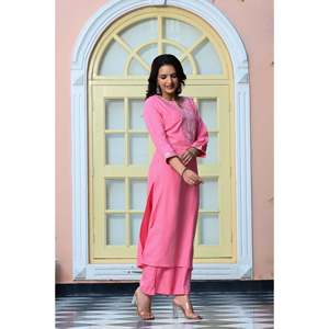 Kurta en rayonne rose Taffy avec pantalon palazzo taille haute brodé de miroirs, coupe large, en tissu crêpe respirant - Product Image 5