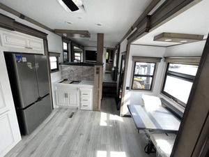Meilleure vente : Nouvelle caravane d'occasion confortable Keystone Montana 3941FO 2025 à vendre - Product Image 5