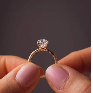 Anillo de compromiso y aniversario de estilo clásico de oro amarillo de 14 quilates 2.5CT Oval Lab Grown Diamond IGI Certified para boda - Product Image 4