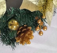 Karangan Bunga Natal Buatan Warna Hijau dengan Poinsettia Emas, Buah Pinus, Buah Berry, dan Ornamen untuk Dekorasi Pintu Depan saat Liburan