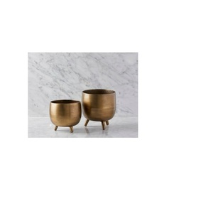 Pot de fleurs élégant en métal avec finition dorée polie, design écologique, trou de drainage pour plantes d'intérieur, décoration maison et jardin - Product Image 3